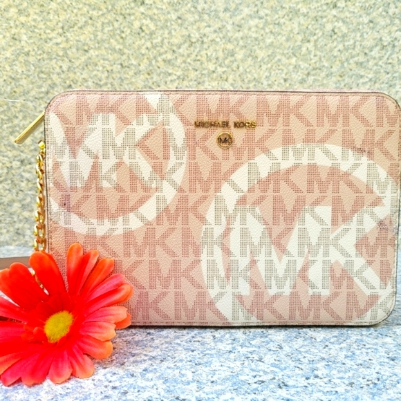 MICHAEL Michael Kors Handbags - 🔥SOLD🔥🆕️🌺Michael Kors🌺 Jet Set CHARM Logo Large EW Crossbody Ballet